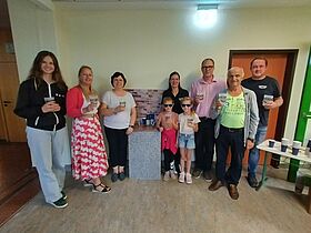 28.08.2025 Trinkwasserbrunneneinweihung, Personen von links nach recht: Lina Pötzschmann (Stadt Sandersdorf-Brehna ), Steffi Syska (Bürgermeisterin Stadt Sandersdorf-Brehna), Susanne Johansson (Schulleiterin) , Christian Wallschläger (Leiter der zuständigen MIDEWA-Niederlassung NORD), Juliane Stelzl (MIDEWA), Georg Lorenz (Firma Lorenz), Maik Patzer (Leiter Betrieb für die MIDEWA-Niederlassung NORD) sowie Schülerinnen der Klasse 2b: Annabell Stelzl und Lotta Wittmann 