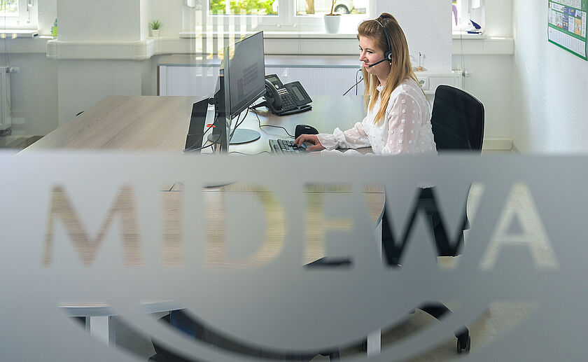 Das Bild zeigt eine MA im Kundenservice.