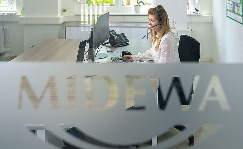 Das Bild zeigt eine MA im Kundenservice.