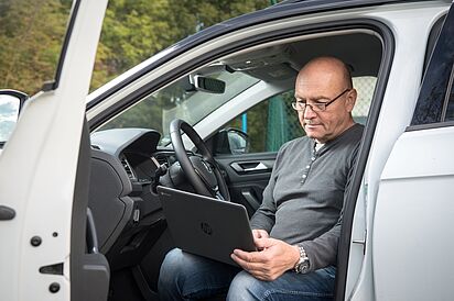 Mitarbeiter bei der Erfassung von Daten am Computer