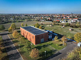 Wasserwerk Köthen (Süd) mit Photovoltaik-Anlage, Hintergrund: Stadt Köthen (Anhalt)