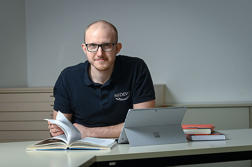 Student Student bei der Abschlussarbeit für ein Studium.