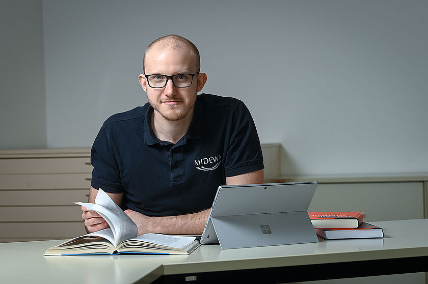 Student bei der Abschlussarbeit für ein Studium.